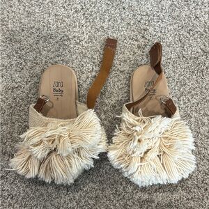 Zara Baby Cream Pom Pom Sandals in Size 21 (5.5 US, toddler)
